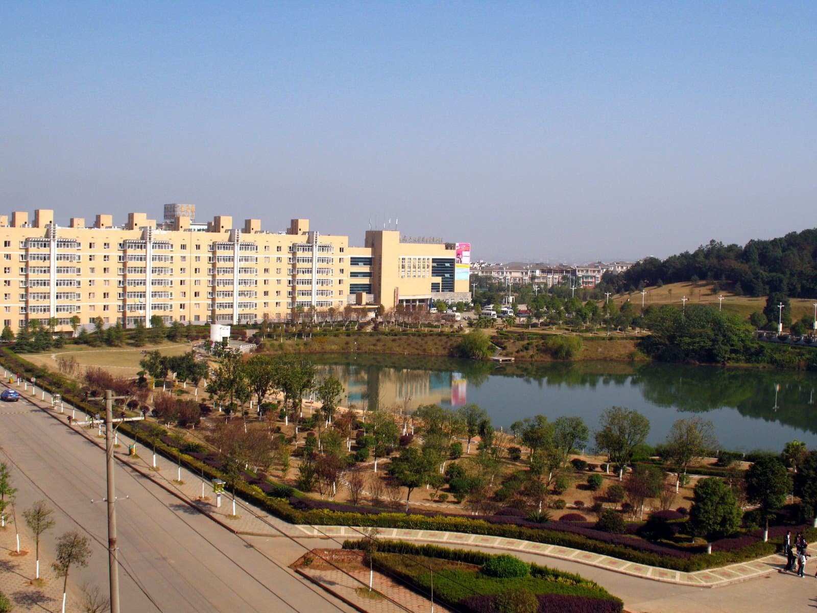 A large body of water surrounded by trees and buildings in a city